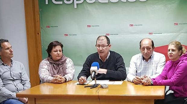 Los cinco integrantes del grupo municipal socialista de El Cuervo del mandato que concluye este sábado