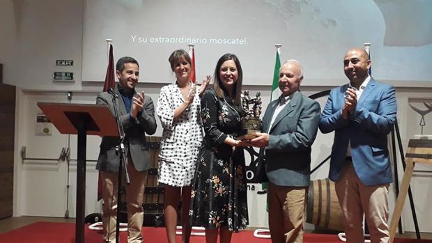 Entrega del galardón a la alcaldesa isleña, Patricia Cavada.