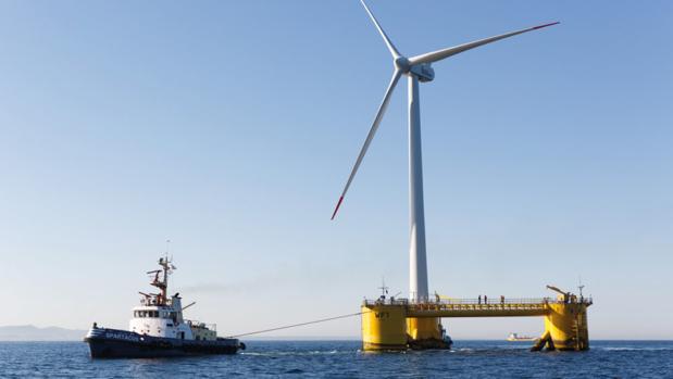 Plataforma flotante que soporta a un molino de viento en un campo eólico-marino