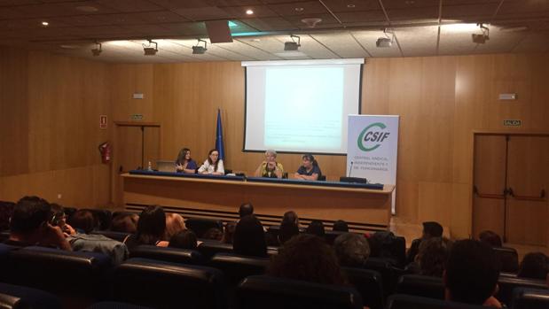 Un momento de la conferencia impartida.
