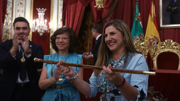Irene García recibe el bastón de mando de la Diputación Provincial de Cádiz.