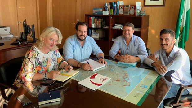 Mercedes Colombo, con representantes de Estella del Marqués.