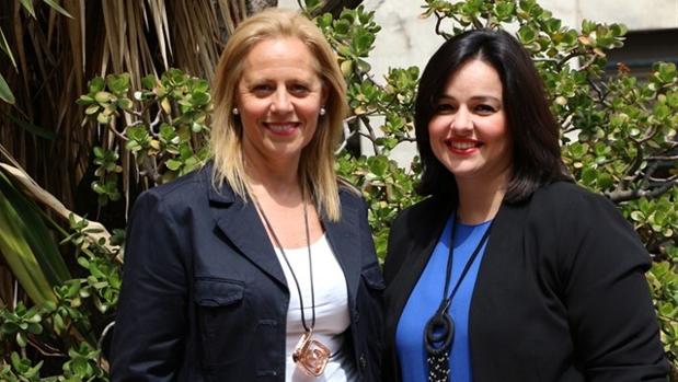 Lola Romero (izquierda) junto a la presidenta del PP de Sevilla, Virginia Pérez