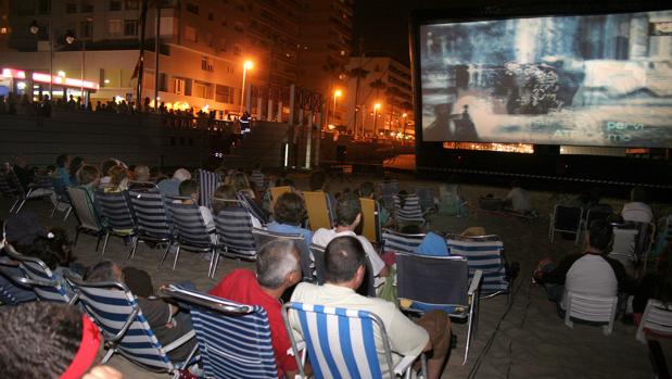 El cine de verano se ha convertido en una tradición entre los gaditanos.