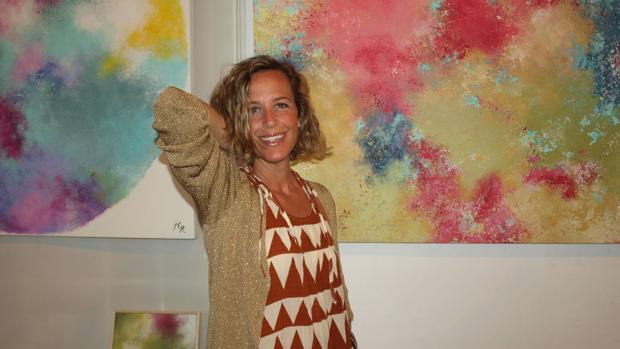 María Romero Berenguer posando con parte de su obra
