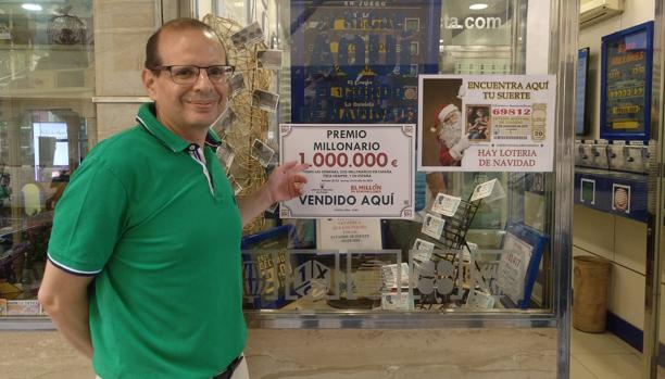 Emilio Paredes, junto al cartel que acredita que ha vendido el boleto.