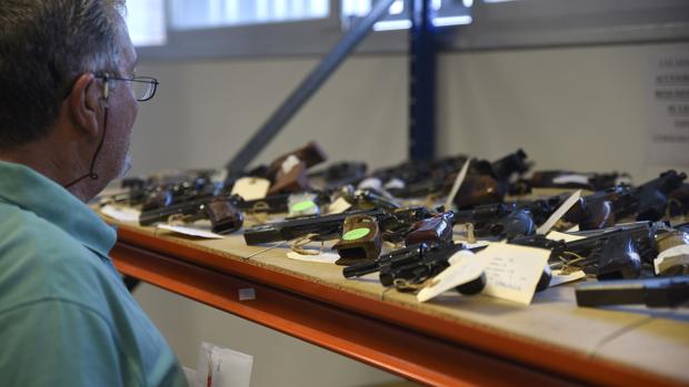 Armas cortas en exposición antes de ser sacadas a subasta pública