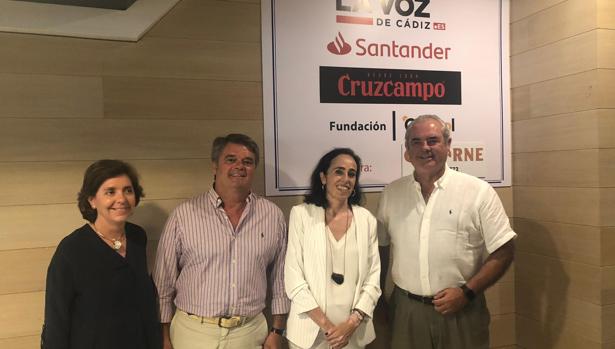 De izquierda a derecha; Celia Ollero, Emilio Valero (miembros de la junta directiva), Elena Postigo y el presidente del Club, José Manuel Domecq.