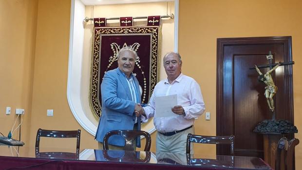 El presidente del HHCC Juan Carlos Jurado Barroso y el artista Francisco Alonso Villalobos