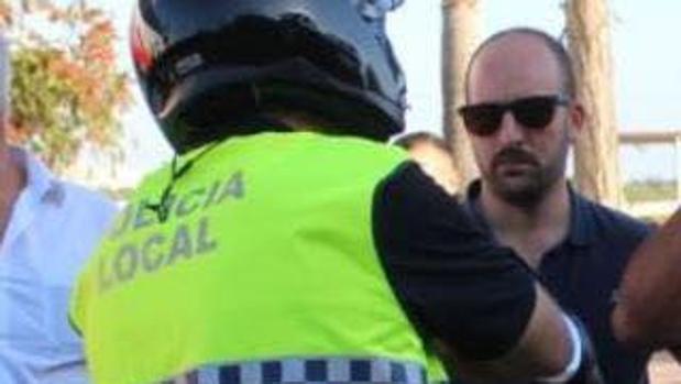 Germán Beardo conversa con un Policía Local.