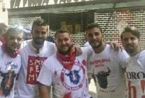 Prenda, en el centro de la foto de La Manada en San Fermín.