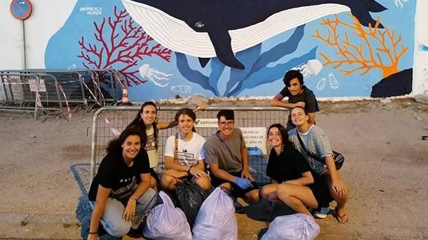 Miembros del grupo ecologista ‘Zerowastecadiz’ en una recogida en las playas de Cádiz.