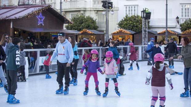 San Antonio volverá a contar con pista de patinaje y tobogán esta Navidad.