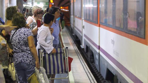 Viajeros esperando la llegada del tren