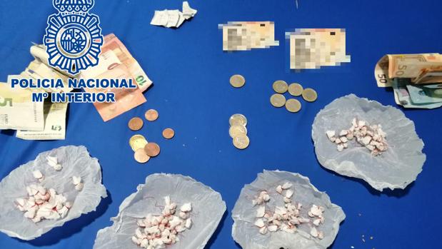 Los agentes encontraron el botín entre sus pertenencias en la habitación.