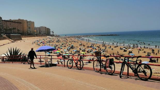 Bicicletas aparcadas en el acceso a la playa Santa María del Mar.