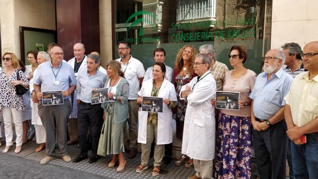 Concentración a las puertas del Centro de Salud 'Mentidero'