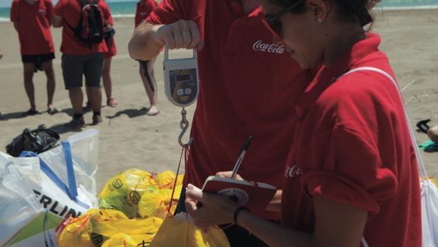En el marco de la iniciativa la basura se recoge, se clasifica para su posterior puesta en valor y se obtienen datos relevantes de lo encontrado para realizar futuros estudios sobre el estado de los arenales.