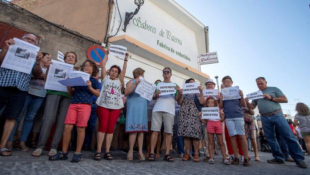 Concentración silenciosa a las puertas de Sabores de Paterna.
