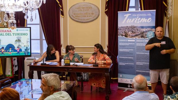 Las concejalas de Turismo y de Servicios Sociales, Monte Mures y Helena Fernández respectivamente, presentan las actividades del Día del Turismo.