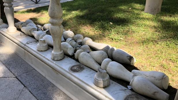 Así han quedado las balaustradas de marmol de la plaza Mina de Cádiz.
