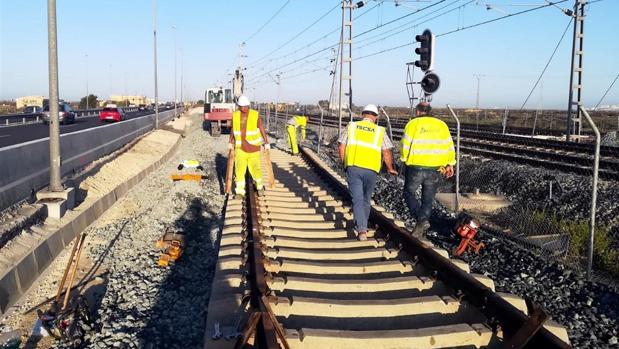 Trabajos para unir las vías de cercanías con las del tranvía.