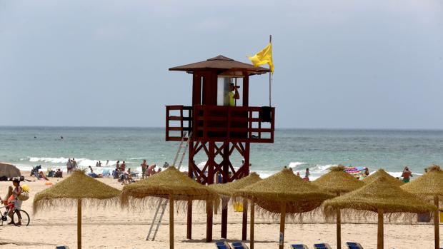 Los socorristas exigen ser atendidos por Cádiz 2000.