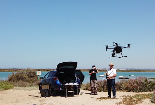 Los drones capturan y registran imágenes en áreas costeras de difícil acceso.