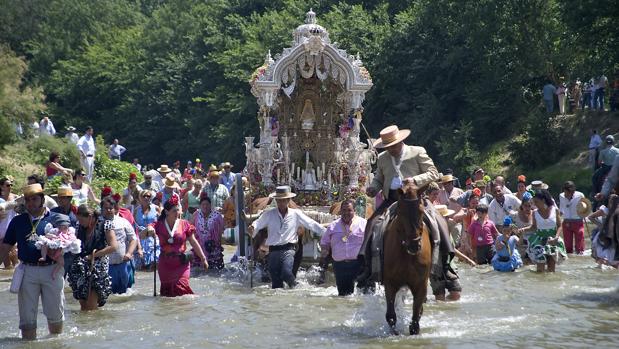La Hermandad del Rocío de La Macarena en el Vado de Quema