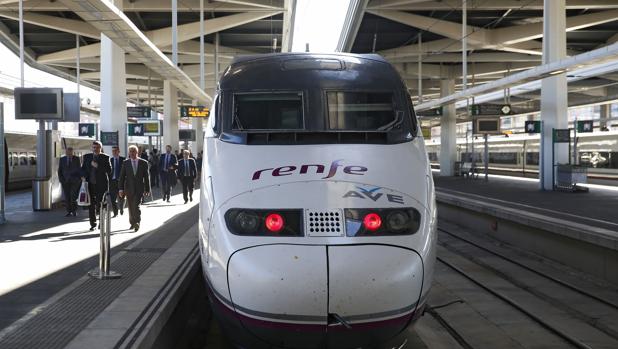 Un tren AVE en la estación de Atocha