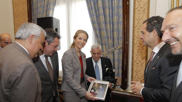 La infanta Elena junto a Juan Espadas, Antonio R. de Arellano, Manuel Gallardo y Carlo Suffredini