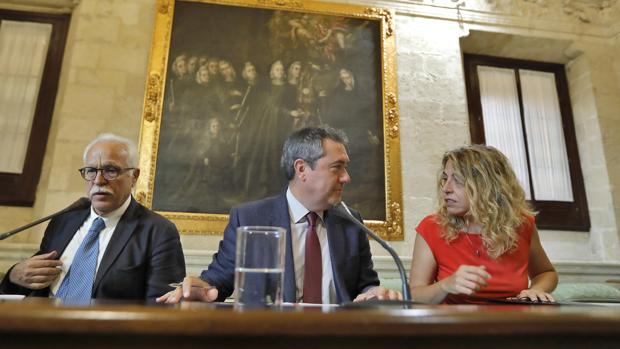 Juan Espadas, flanquedado por Joaquin Castillo y Eva Vidal