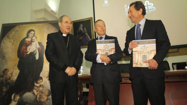 El arzobispo, junto a Teodoro Falcón y JuanPablo Navarro ayer durante la presentación del libro