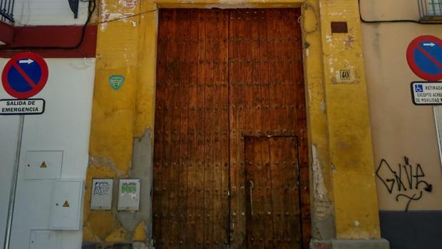 La puerta principal del convento de Santa Clara, tras la limpieza