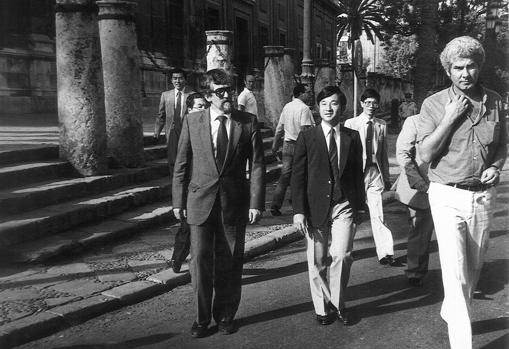 El heredero Naruhito siguió los pasos de sus padres Akihito y Michiko en 1985