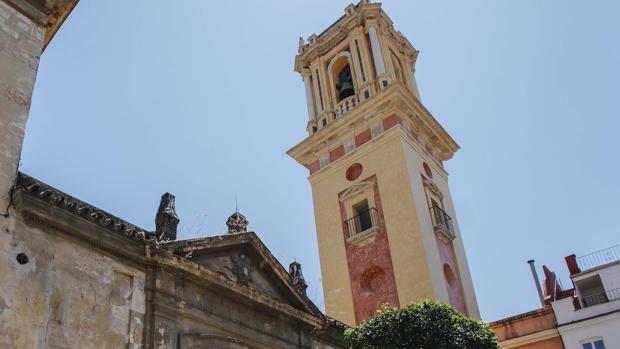 La torre de San Bartolomé, ya restaurada, junto ala fachada, que se encuentra en un pésimo estado