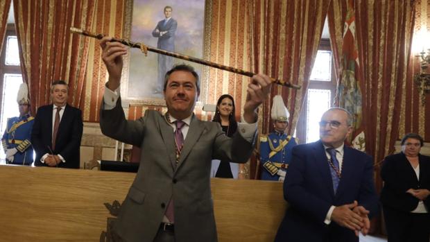 El alcalde Juan Espadas levanta el bastón de mando tras la sesión de investidura