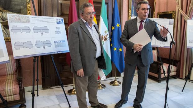 Juan Espadas, con Ignacio Pozuelo, gerente de Urbanismo