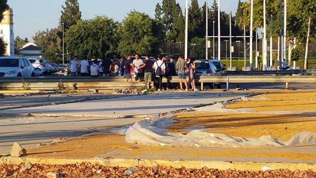 Imagen de una de las botellonas que se suceden en Los Remedios