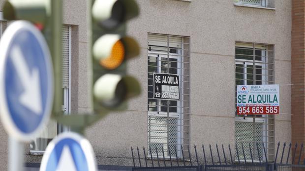 Carteles de alquileres en las calles de Sevilla