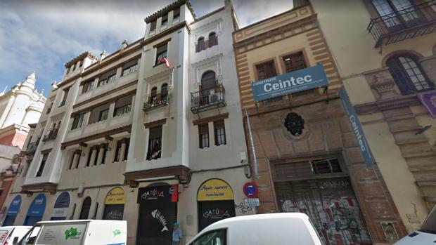 Las fachadas del edificio dan a la Cuesta del Rosario y a la Plaza del Pan