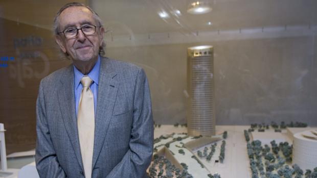Imagen de archivo de César Pelli, en la fundación Cajasol durante la proyectación de su obra
