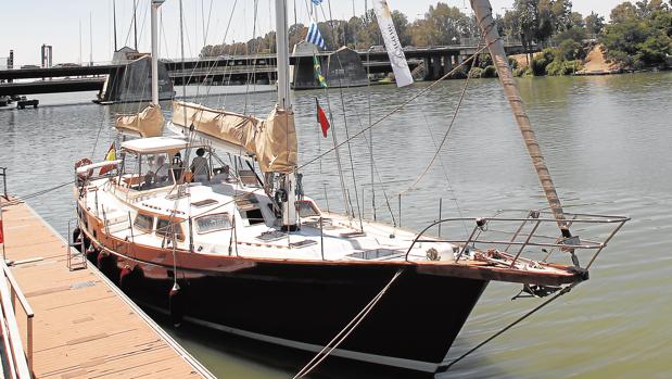 El velero «Pros», ayer en el Muelle de las Delicias, de donde partirá este sábado para emular la gesta magallánica