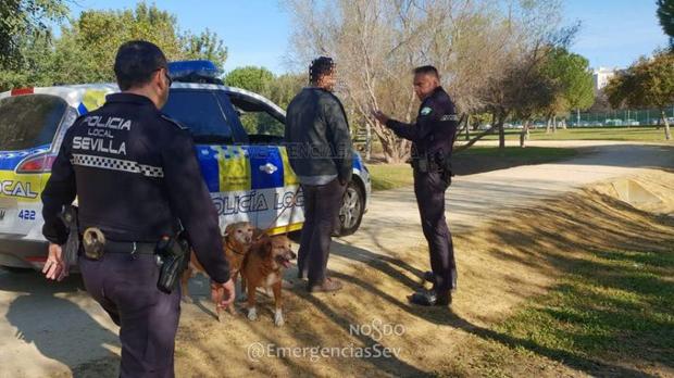Imagen de una de las intervenciones de la Policía Local enmarcadas en las campañas que el Ayuntamiento viene realizando para la concienciación sobre la recogida de excrementos