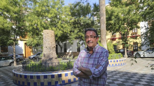 Antonio Rescalvo Vizcaíno en uno de sus rincones preferidos junto a los Jardines de Murilo