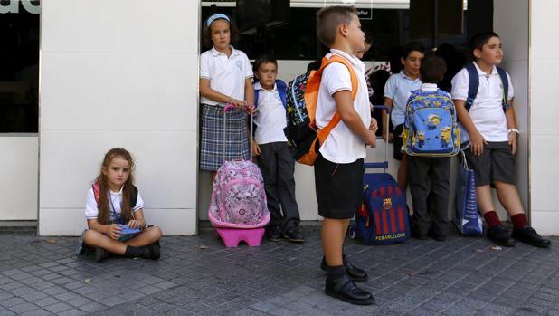 Salida de alumnos en su primer día de colegio