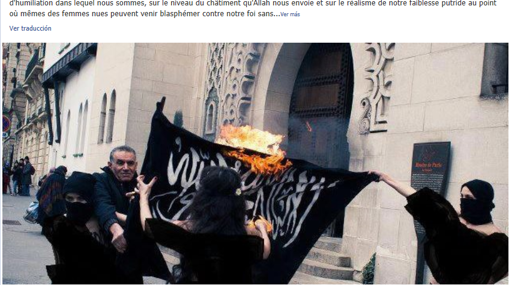 Momento de la quema de la bandera Tawhid por parte de Femen en París