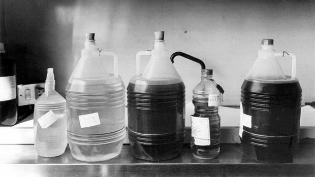 Imagen de 1981, de envases de aceite de colza que causó la dolencia