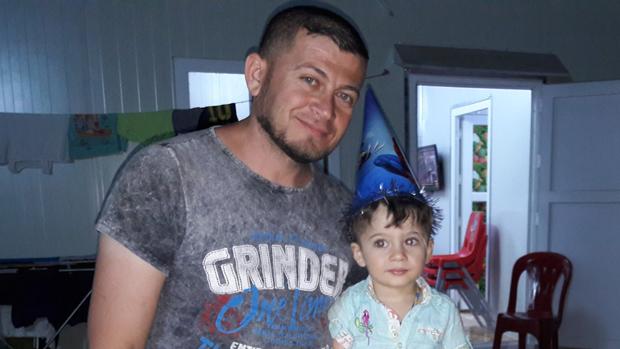 Bassam y su hijo Jan, durante la celebración del tercer cumpleaños de este, en 2016 en Sulaymaniyah
