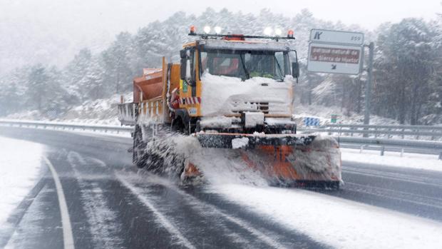 Una máquina quitanieves trabaja el puerto de la Mora, carretera A-92, a la altura de Huetor Santillán en la provincia de Granada, que recibe una intensa nevada y deja estampas invernales en la provincia y en la Capital Granadina
